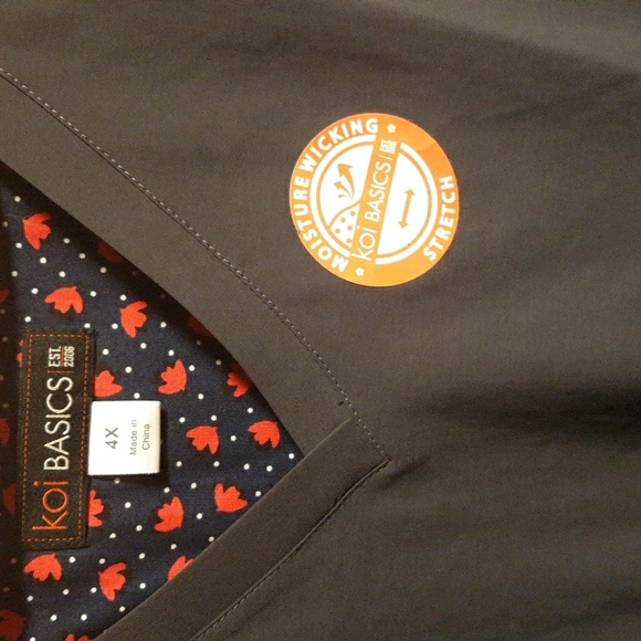 Koi basic  4 pocket scrub top. - Picture 2 of 3